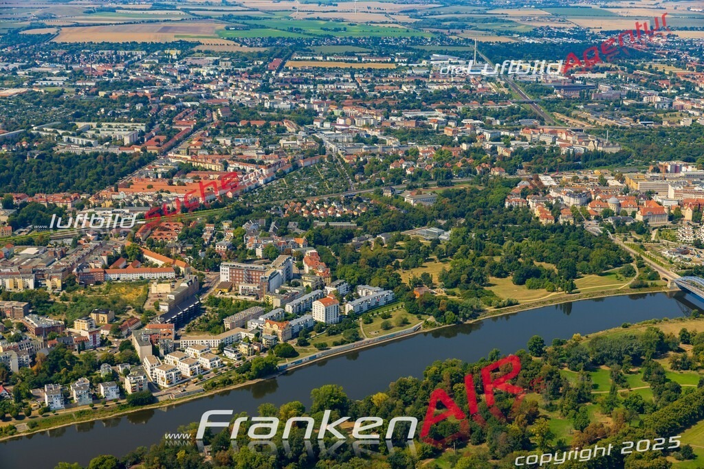 Luftaufnahme Klosterbergegarten Magdeburg - Die Luftaufnahme wurde 2025 vom UL-Flugzeug heraus erstellt ( ohne Drohne ) - Hochauflösende Luftaufnahme - für professionelle Ausdrucke geeignet. Die Geschenkidee !Mit Lizenz und Bildrechte bestellbar