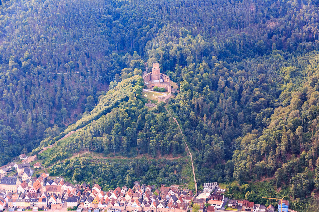 Luftbild: Burg Freudenberg in Freudenberg im Bundesland Baden-Württemberg in Deutschland. Foto: IMG_089640.jpg vom 11.06.2016 durch Werner Riehm/FLY-FOTO.deWWW.FREUDENBERG-MAIN.DE
