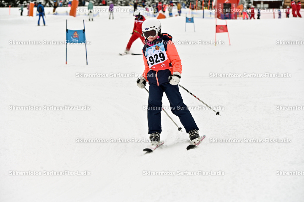 SRF_20.02.2026_1237 | Skirennfotos,Serfaus,Fiss,Ladis,Kinderskirennen,Winter,Tirol,Oberland,skirace,SFL,feelfree,weil wir's genießen,ski,Ski,skifahren,Sonnenplateau, - Realisiert mit Pictrs.com