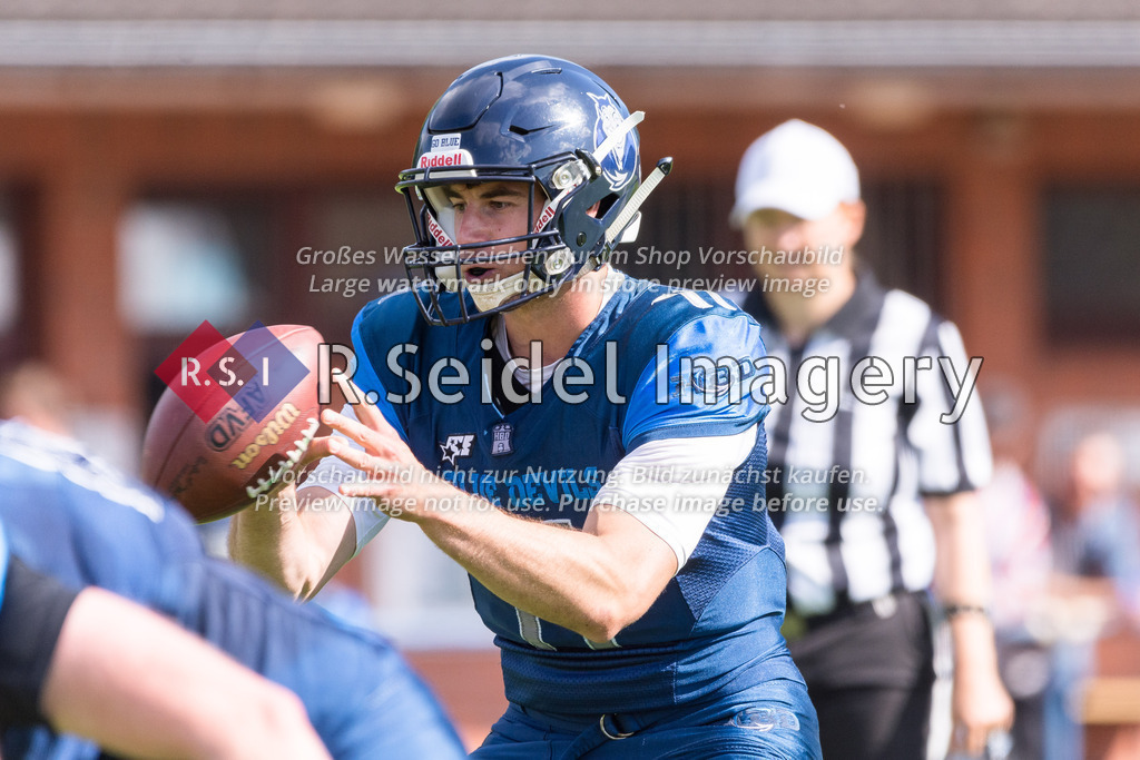 American Football, Saison 2022, Regionalliga Nord, Hamburg Blue Devils - Oldenburg Knights, Dr.-Hermann-Schnell-Sportplatz (Hamburg), 06.08.2022, 07. Gameweek | Leif Plagge (#11, Blue Devils, Quarterback)