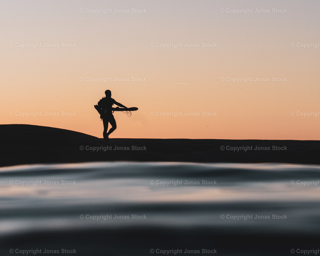 Early morning surf | Watershot of a friend carrying his board to the surfspot for an early morning session.  - Realisiert mit Pictrs.com