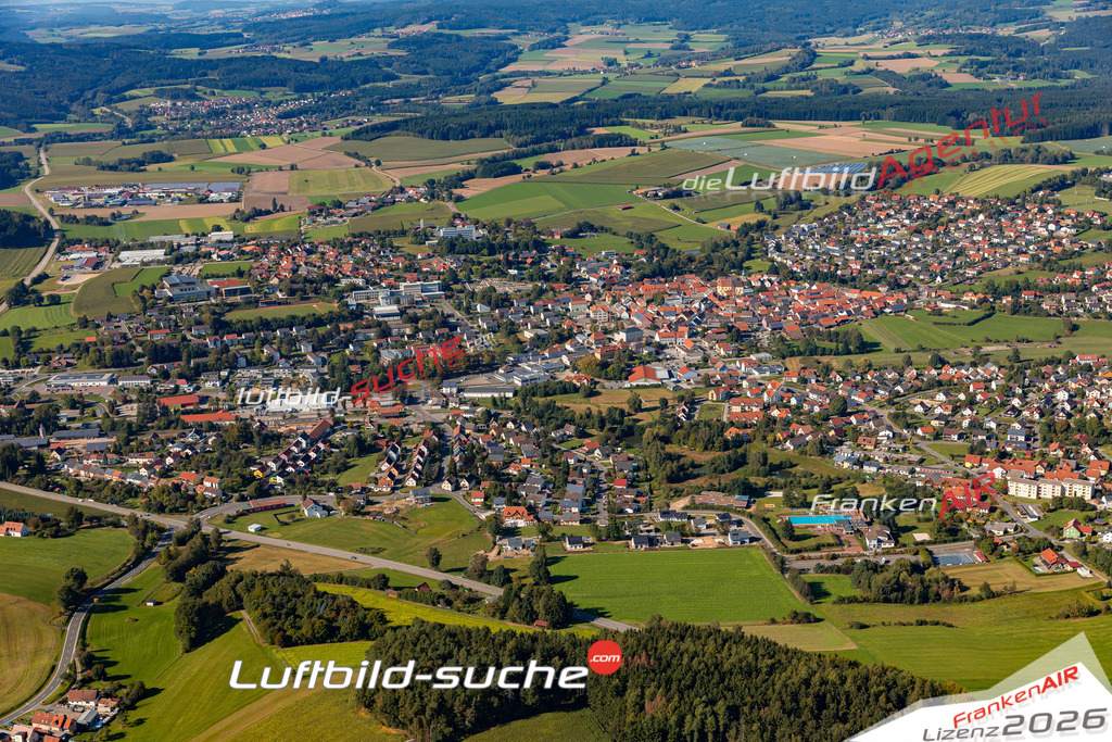 Das Luftbild der Stadt Oberviechtach wurde 2021 vom Flugzeug heraus erstellt (keine Drohne) Aufnahmehöhe ca.450 Meter- hohe Bildauflösung und Druck-Qualität garantiert!