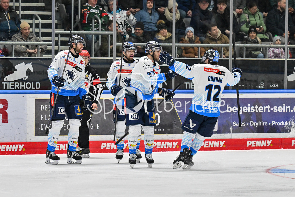 Augsburger Panther - ERC Ingolstadt | Jubel der Gaeste nach dem Treffer zum 1-4 druch Charles BERTRAND (ERC Ingolstadt #33) Freude / Happy / Tor / Torschuetze / DEL: Augsburger Panther - ERC Ingolstadt, Curt Frenzel Stadion am 26.01.2025