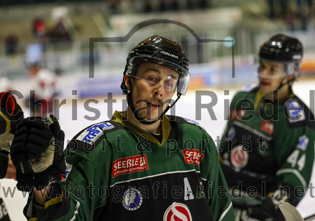 2023-01-13_074_TSV_Erding_gegen_VfE_Ulm-Neu-Ulm | Erding, Deutschland, 13.01.2023:
Eishockey, Bayernliga 2022 / 2023, 27. Spieltag, TSV Erding gegen VfE Ulm/Neu-Ulm, Endergebnis: 6:1

Sebastian Busch (Erding Gladiators, #11)

Foto: Christian Riedel / fotografie-riedel.net