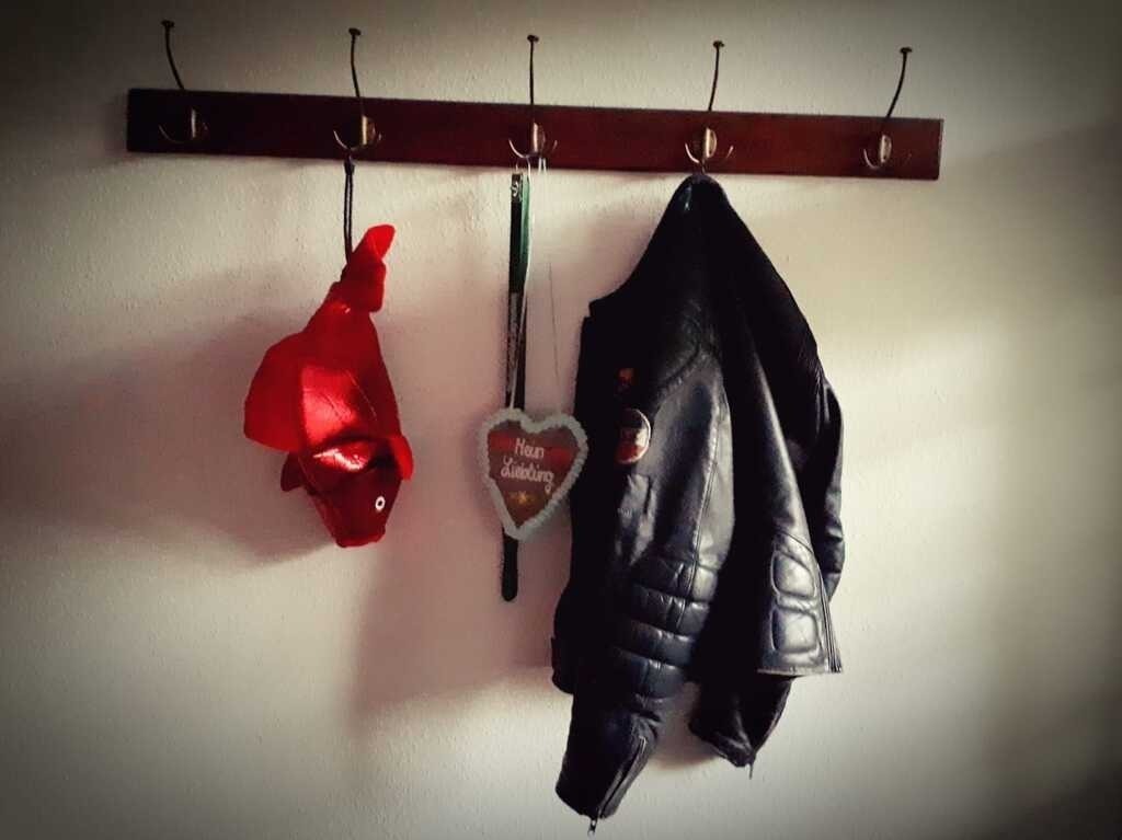 Garderobe | Flurgarderobe mit Partyhut, Lebkuchenherz und Lederjacke - Realisiert mit Pictrs.com