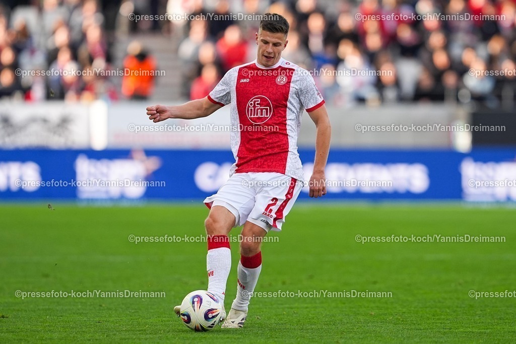 xYDRx18102501190 | 18.10.2025, xydrx, Fußball, 3.Liga, Rot-Weiss Essen - FC Viktoria Köln, Saison 2025 2026, Stadion an der Hafenstraße: Michael Kostka (Rot-Weiss Essen #2)    DFB regulations prohibit any use of photographs as image sequences and or quasi-video.