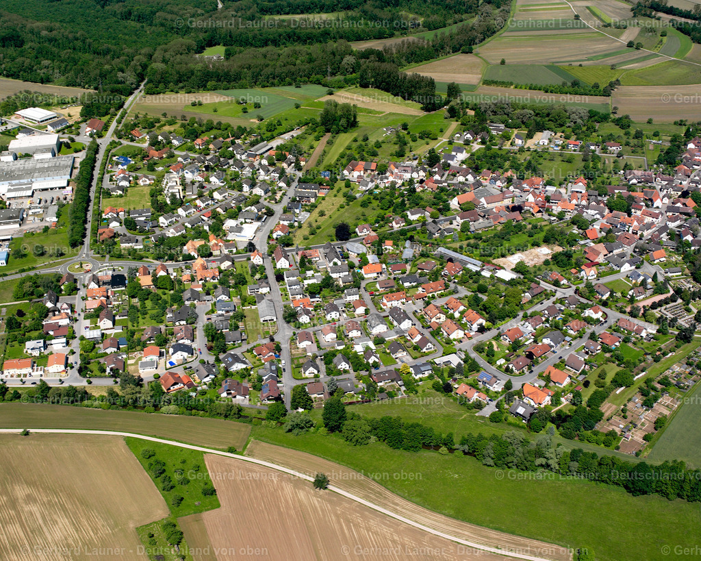 2626099 | LICHTENAU 09.06.2006 Ortsansicht am Rande von landwirtschaftlichen Feldern und Nutzflächen  in Lichtenau im Bundesland Baden-Württemberg, Deutschland // Village view on the edge of agricultural fields and land  in Lichtenau in the state Baden-Wuerttemberg, Germany Foto: Gerhard Launer