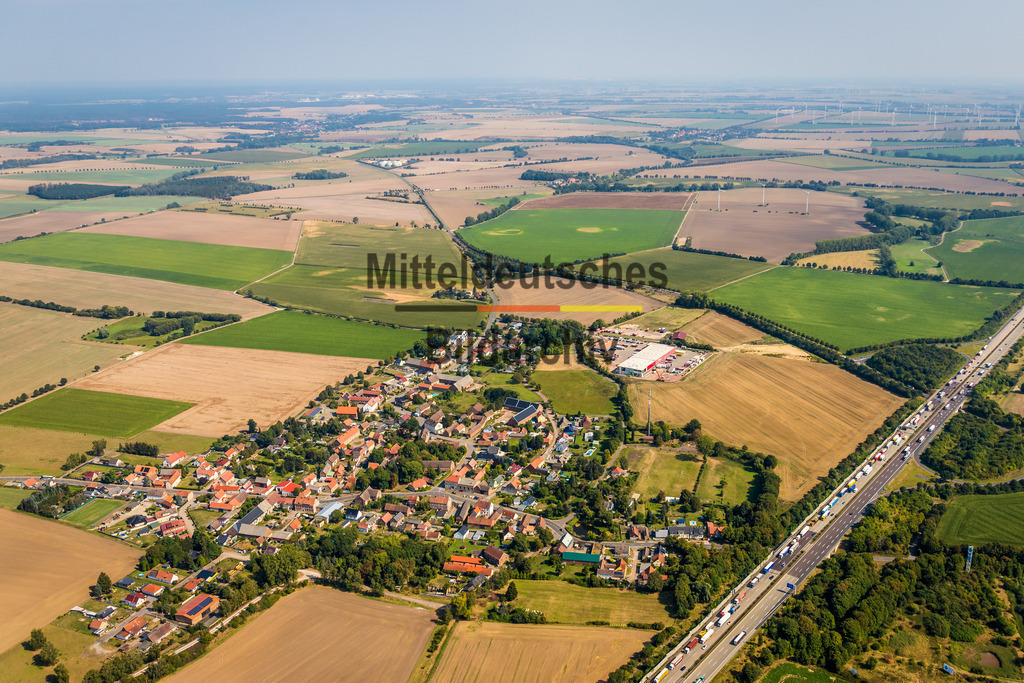 31_Uhrsleben_Emons_Bei-den-Mühlen-1859 | Diese Luftaufnahme zeigt einen Ort im Landkreis Börde aus der Vogelperspektive. Das Bild entstand aus einem Tragschrauber und vermittelt einen eindrucksvollen Überblick über die Siedlungsstruktur, die umgebende Landschaft und die charakteristischen Merkmale des Ortes. Die Aufnahme dokumentiert Architektur, Straßenverläufe und Grünflächen aus einer außergewöhnlichen Perspektive und ist Teil des Mitteldeutschen Bildarchivs von Luftbildfotograf Steffen Lehmann.
 - Realisiert mit Pictrs.com