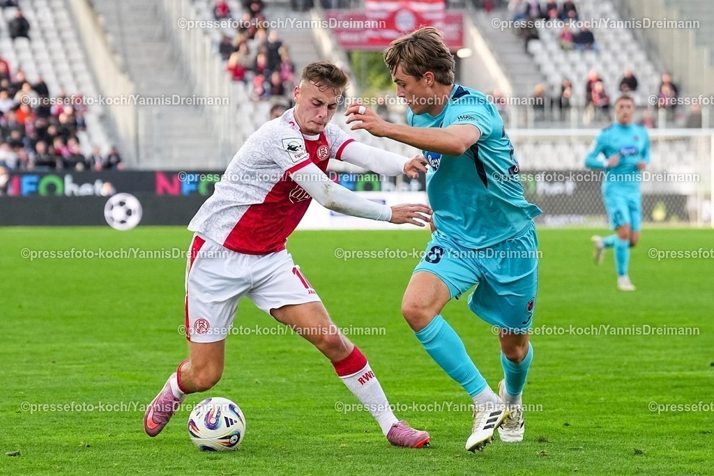xYDRx18102501114 | 18.10.2025, xydrx, Fußball, 3.Liga, Rot-Weiss Essen - FC Viktoria Köln, Saison 2025 2026, Stadion an der Hafenstraße:  Marvin Obuz (Rot-Weiss Essen #10) im Zweikampf gegen Tim Kloss (FC Viktoria Köln #18) DFB regulations prohibit any use of photographs as image sequences and or quasi-video.