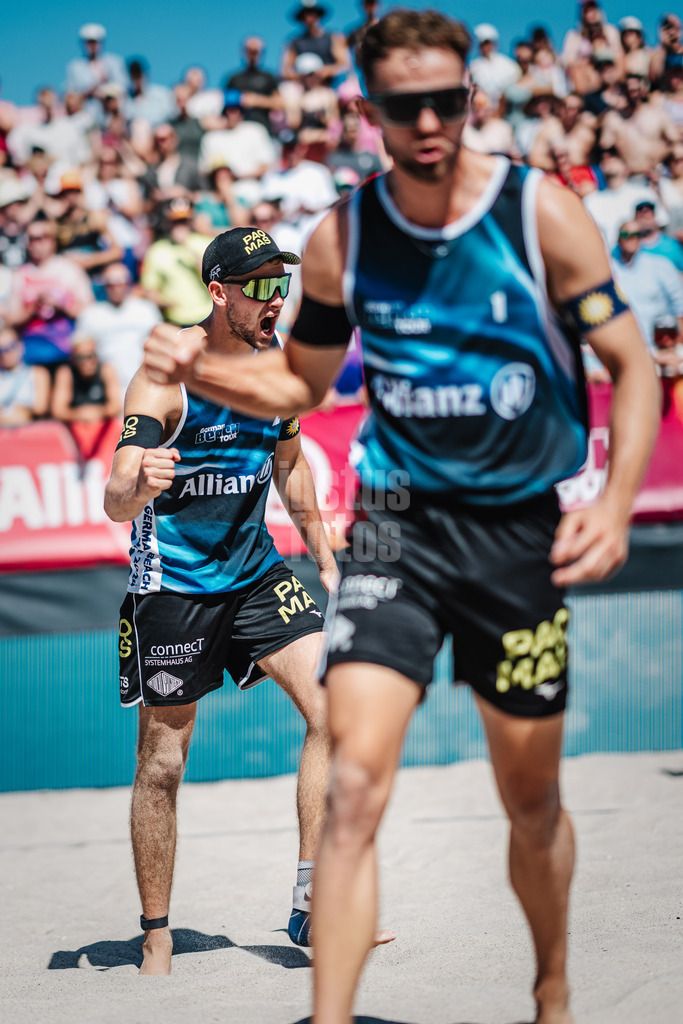 Beachvolleyball | Männer | Allianz German Beach Tour 2024 | Tourstop Kühlungsborn | 11.08.2024 | hinten jubelt Benedikt Sagstetter, unscharf vor Jonas Sagstetter