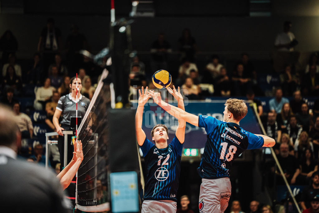 Volleyball | Herren | Saison 2025/2026 | Volleyball Ligacup | VfB Friedrichshafen vs. WWK Volleys Herrsching | 12.10.2024 | Zuspiel von Daniel Habermaas (#12, VfB Friedrichshafen) auf Simon Tabermann Uhrenholt (#18, VfB Friedrichshafen)