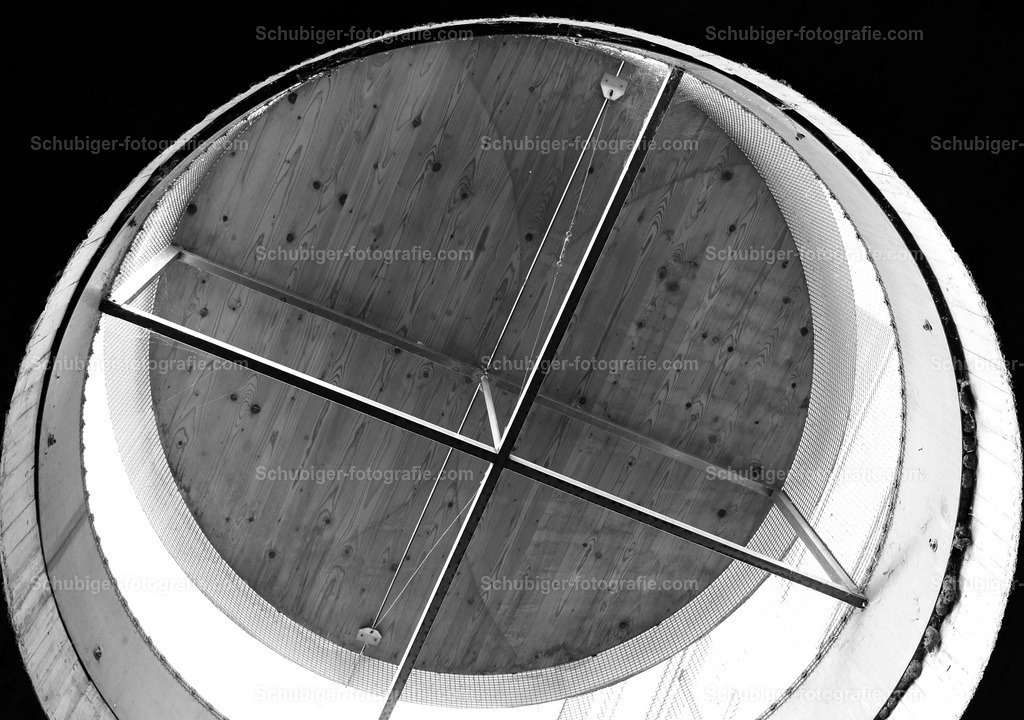 Lüftungsschacht | Luftschacht von unten fotografiert nacht oben von einer Tiefgarage - Realisiert mit Pictrs.com