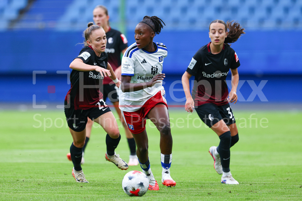 Fussball, Google Pixel Frauen-Bundesliga, Hamburger SV - SC Freiburg | v.li.: Lisa Kolb (SC Freiburg, 22), Magou Doucoure (Hamburger SV, HSV, 2) und Emma Memminger (SC Freiburg, 32) im Zweikampf, Duell, Dynamik, Aktion, Action, Spielszene, DIE DFB-RICHTLINIEN UNTERSAGEN JEGLICHE NUTZUNG VON FOTOS ALS SEQUENZBILDER UND/ODER VIDEOÄHNLICHE FOTOSTRECKEN. DFB REGULATIONS PROHIBIT ANY USE OF PHOTOGRAPHS AS IMAGE SEQUENCES AND/OR QUASI-VIDEO.