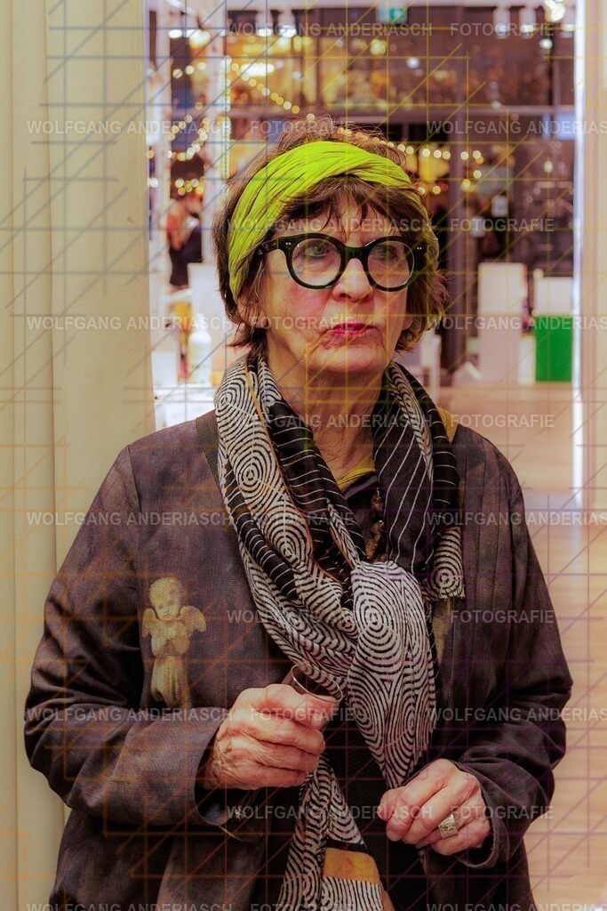 20251130-104657_Schmuck_R3A_0003_wa | Eine besondere Vernissage mitten im Flagship-Store von BÄR Schuhe in Frankfurt: Schmuck trifft auf orthopädische Schuhkunst, Design auf Wohlgefühl. Zwischen funkelnden Details und anatomischer Präzision entstand ein Abend voller Stil, Inspiration und echter Handwerksqualität. Ein herzliches Dankeschön an Alexandra Feirer für die großartige Gastfreundschaft und diesen stimmungsvollen Rahmen. - Realisiert mit Pictrs.com