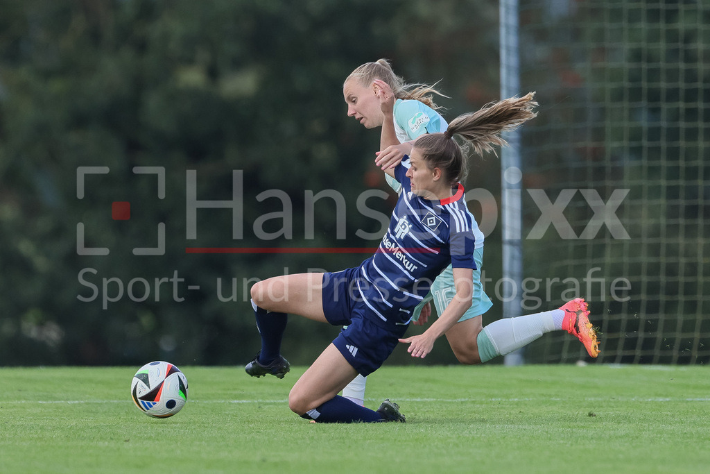 Fussball, Testspiel Frauen, Hamburger SV - SV Werder Bremen | v.li.: Emöke Papai (SV Werder Bremen, 16) und Jana Braun (Hamburger SV, 15) im Zweikampf, Duell, Dynamik, Aktion, Action, Spielszene
