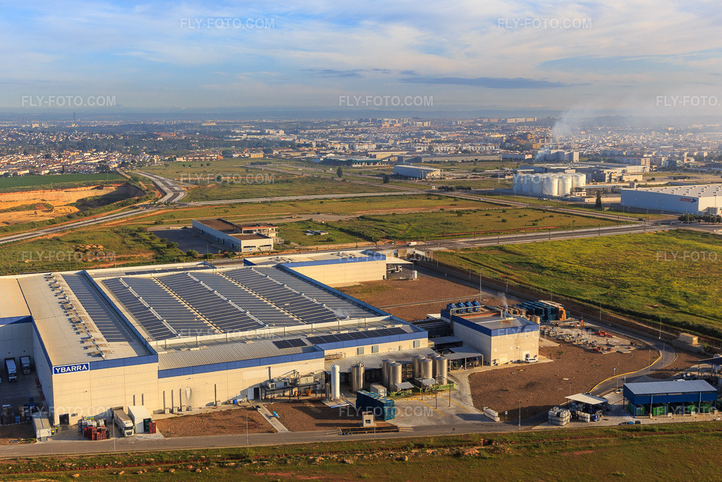 Aerial view: Olive oil bottling plant Ybarra Food Group and Aceites La Masía in Dos Hermanas in the state Seville, Spain. – Photo: IMG_145761.jpg taken on 04/22/2025 by Werner Riehm/FLY-FOTO.com – Resolution of the original: 5377 x 3584 px – Aceites La Masía - Aceite de oliva virgen extra – Mayonesas, Aceite de oliva Virgen Extra, Salsas, Vinagres - Ybarra