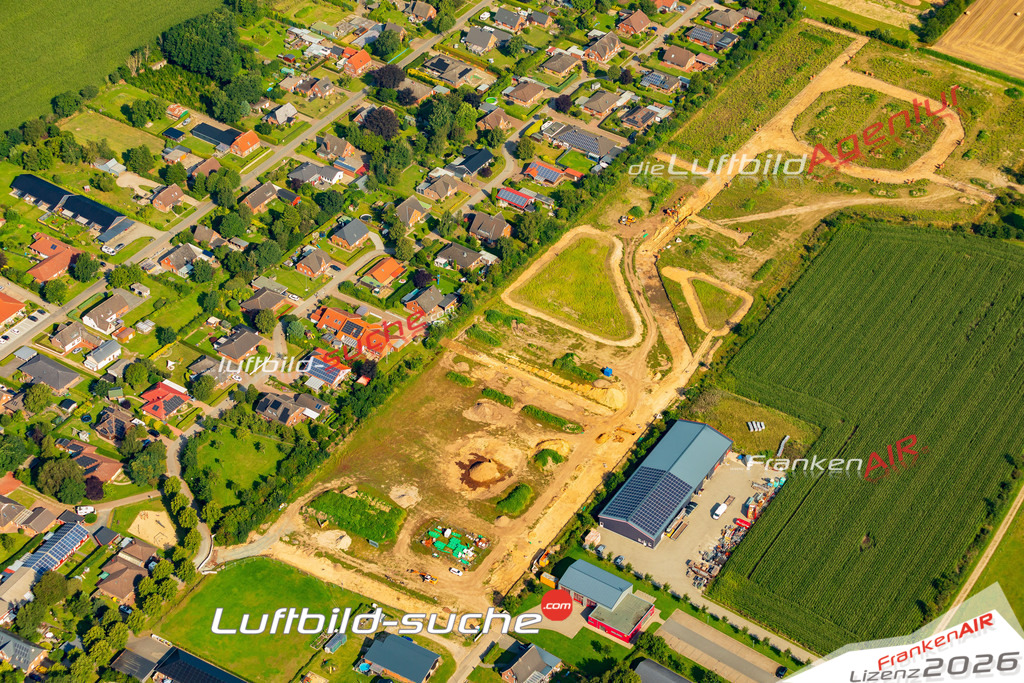 Neubaugebiet Grundstück Ladelund Bild- Das Luftbild wurde 2025 vom UL-Flugzeug heraus erstellt ( keine Drohne bzw. Drohnenaufnahme ) - Hochauflösende Luftaufnahme -Nicht vergleichbar mit Google Maps oder Satelittenbilder- Die Geschenkidee !Mit Lizenz und Bildrechte bestellbar - CC