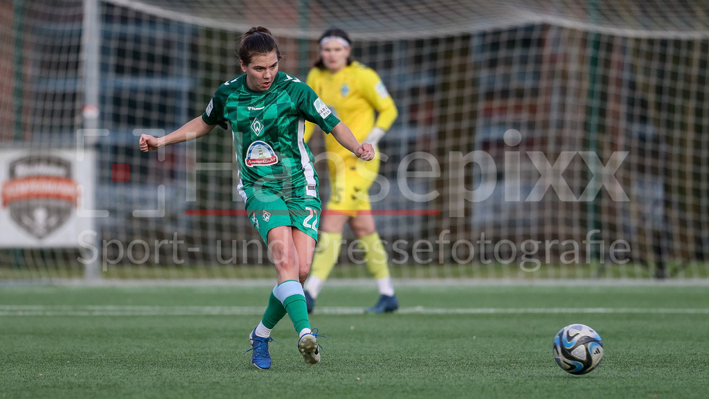 Fussball, Testspiel Frauen, DSC Arminia Bielefeld - SV Werder Bremen | v.li.: Rieke Dieckmann (SV Werder Bremen, 22) am Ball, Einzelbild, Ganzkörper, Aktion, Action, Spielszene