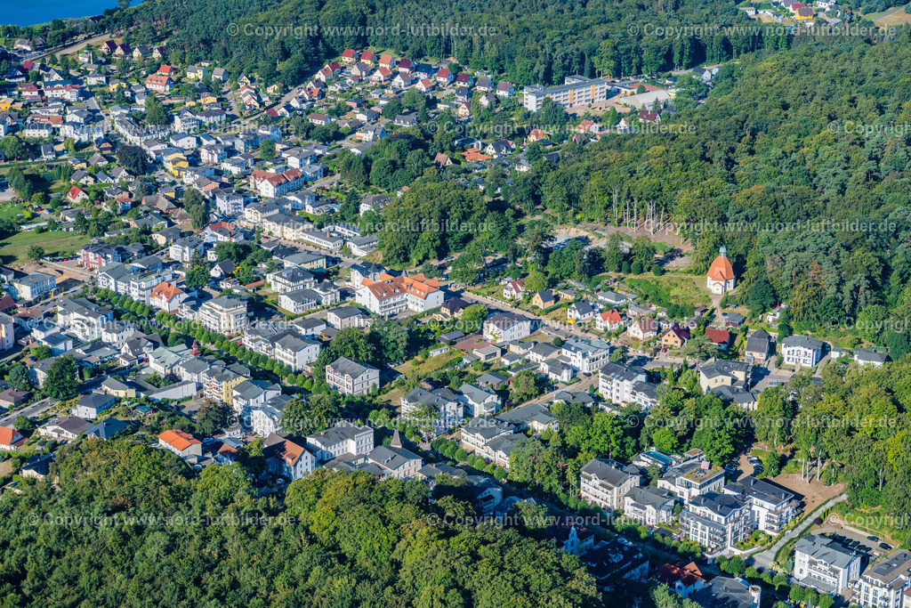 Sellin_Rügen_ELS_7279100822 | OSTSEEBAD SELLIN 10.08.2022 Ortsansicht an der Meeres-Küste der Ostsee entlang der Wilhelmstraße in Sellin an der Ostseeküste auf der Insel Rügen im Bundesland Mecklenburg-Vorpommern, Deutschland. // Townscape on the seacoast of Ostsee along the Wilhelmstrasse in Sellin at the baltic coast on the island Ruegen in the state Mecklenburg - Western Pomerania, Germany. Foto: Martin Elsen