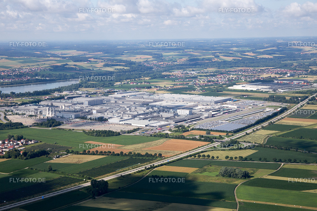Gebäude und Produktionshallen auf dem Werksgelände des BMW Werks | Luftbild: Gebäude und Produktionshallen auf dem Werksgelände des BMW Werks im Ortsteil Höfen in Dingolfing im Bundesland Bayern in Deutschland. Foto: IMG_090608.jpg vom 03.07.2016 durch Werner Riehm/FLY-FOTO.de - Realisiert mit Pictrs.com