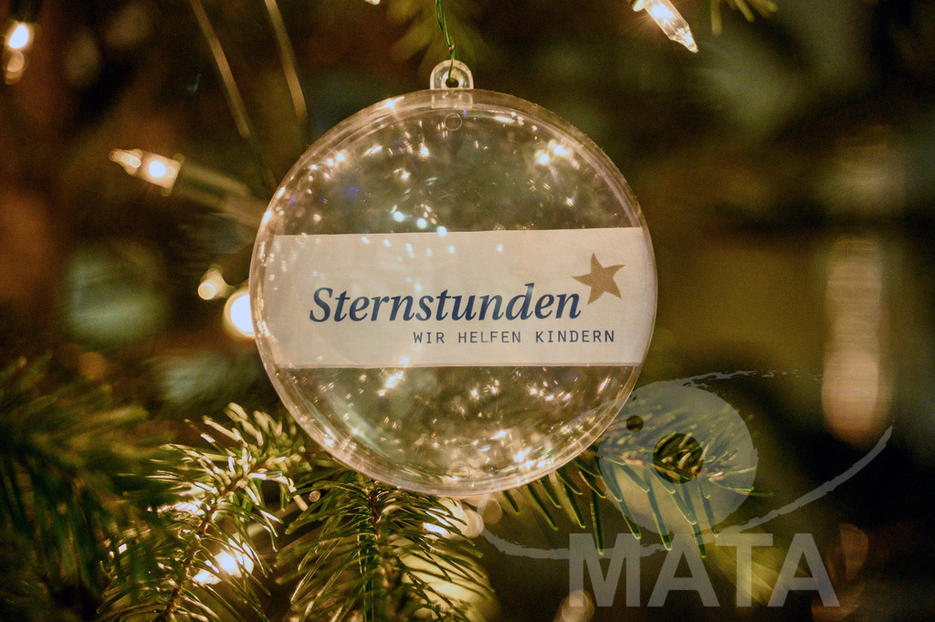 _DWA1285 | Sternstunden-Kügel am Weihnachtsbaum bei '30 Jahre Sternstunden-Gala 2023' in der Frankenhalle. Nürnberg, 15.12.2023 - Realisiert mit Pictrs.com