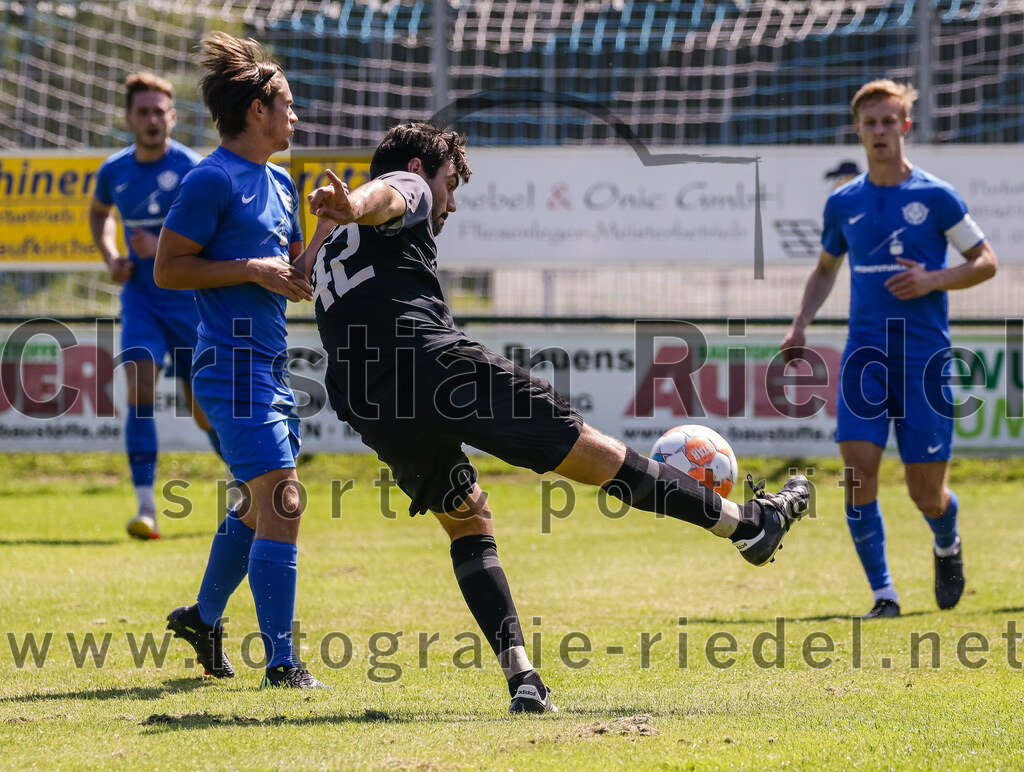2023-08-12_023_FC_Langengeisling_gegen_ESV_Freilassing | Erding, Deutschland, 12.08.2023:
Fußball, Bezirksliga Oberbayern Ost 2023 / 2024, 4. Spieltag, FC Langengeisling gegen ESV Freilassing, Endergebnis: 2:1

Marco Schmitzberger (ESV Freilassing, #8), Severin Stenzel (FC Langengeisling, #42)

Foto: Christian Riedel / fotografie-riedel.net