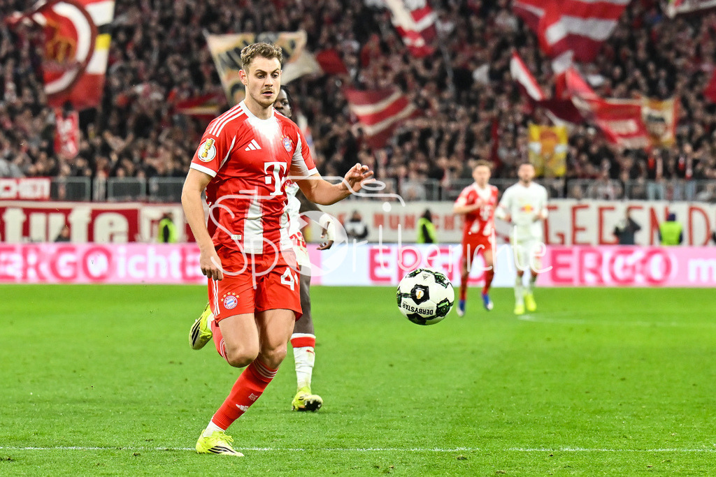 FC Bayern München - RB Leipzig | MUNICH, GERMANY - 11. FEBRUARY: IM DUELL Josip STANISIC (FC Bayern Munich 44) UND Castello LUKEBA (RB Leipzig 23) während dem Spiel zwischen dem FC Bayern München und RB Leipzig beim Viertelfinale des DFB-Pokales in der Allianz Arena