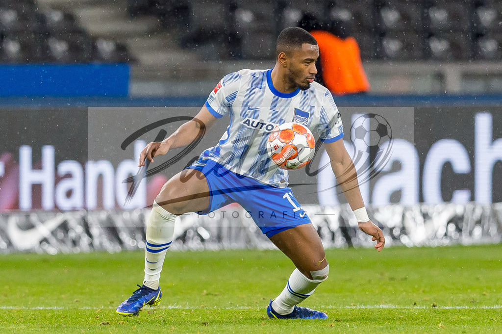HERBOC20220204_283 | Fussball, Herren: Myziane Maolida (Hertha BSC) in Aktion, am Ball, Einzelaktion bei dem Spiel der 1. Bundesliga zwischen Hertha BSC und VfL Bochum im Olypiastadion am 04.02.2022 in Berlin, Deutschland.DFB / DFL REGULATIONS PROHIBIT ANY USE OF PHOTOGRAPHS AS IMAGE SEQUENCES AND/OR QUASI-VIDEO. - Realisiert mit Pictrs.com