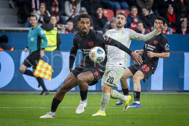 German Bundesliga, Bayer 04 Leverkusen vs. SV Werder Bremen, 24.01.2026 | LEVERKUSEN, GERMANY - JANUARY 24: Loic Bade (Bayer 04 Leverkusen, 5) is challenged by Romano Schmid (SV Werder Bremen, 20) during the German Bundesliga match on gameday 19 between Bayer 04 Leverkusen vs. SV Werder Bremen at BayArena on January 24, 2026 in Leverkusen, Germany. DFL REGULATIONS PROHIBIT ANY USE OF PHOTOGRAPHS AS IMAGE SEQUENCES AND/OR QUASI-VIDEO.