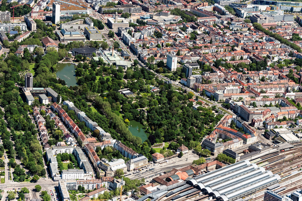 dr__0064437.jpg | KARLSRUHE 02.06.2021 Zoogelände am Tierpark Zoologischer Stadtgarten mit Bootsgondeln auf dem See im Ortsteil Südweststadt in Karlsruhe im Bundesland Baden-Württemberg, Deutschland. // Zoo grounds  Zoologischer Stadtgarten in the district Suedweststadt in Karlsruhe in the state Baden-Wuerttemberg, Germany. Foto: Daniel Reiter