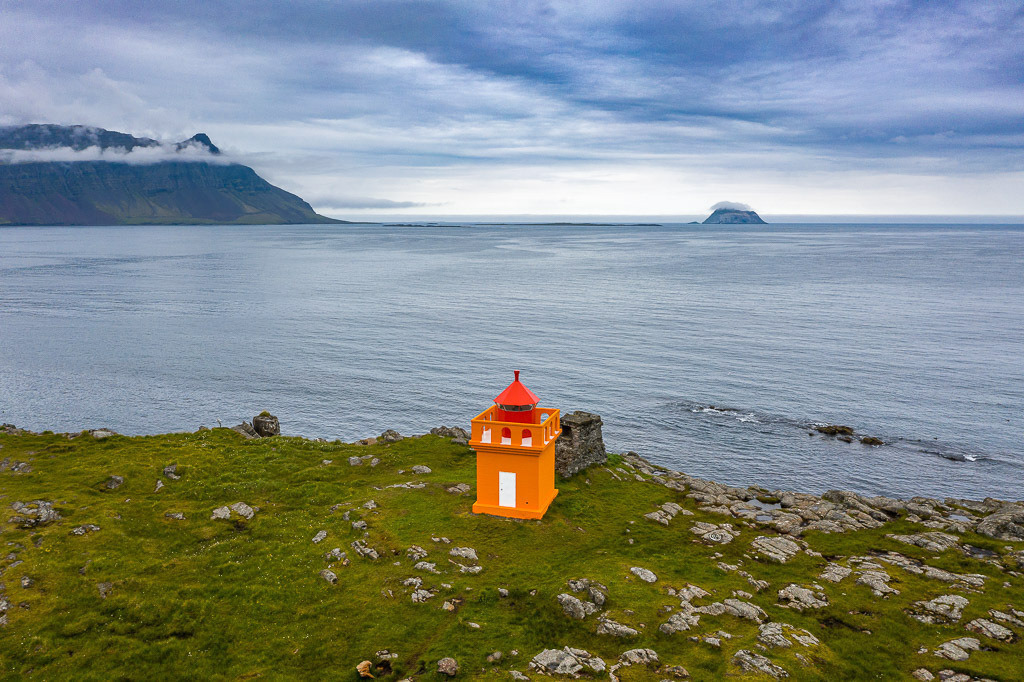 island-2020-435 | Leuchtturm bei Fáskrúðsfjörður an der Küste von Ostisland (Austurland). - Realisiert mit Pictrs.com