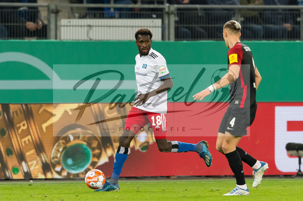 HSVSCF20220419_325 | Fussball, Herren: Bakery Jatta (Hamburger SV) und Nico Schlotterbeck (SC Freiburg) im Zweikampf beim DFB-Pokal-Halbfinalspiel zwischen Hamburger SV und SC Freiburg im Volksparkstadion am 19.04.2022 in Hamburg, Deutschland.DFB / DFL REGULATIONS PROHIBIT ANY USE OF PHOTOGRAPHS AS IMAGE SEQUENCES AND/OR QUASI-VIDEO. - Realisiert mit Pictrs.com