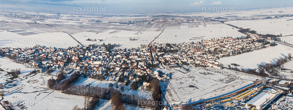 Panorama der Winterlich schneebedeckte Dorf - Ansicht am Rande von landwirtschaftlichen Feldern und Nutzflächen | Luftbild: Panorama der Winterlich schneebedeckte Dorf - Ansicht am Rande von landwirtschaftlichen Feldern und Nutzflächen in Rohrbach im Bundesland Rheinland-Pfalz in Deutschland. Foto: IMG_36304-Bearbeitet.jpg vom 03.01.2011 durch Werner Riehm/FLY-FOTO.de - Realisiert mit Pictrs.com