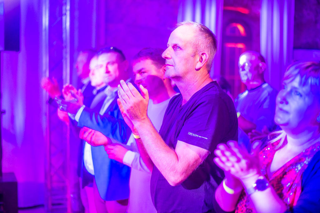 Tango meets Cuba | Tango meets Cuba mit den Klazz Brothers & Cuba Percussion im Forte Belvedere Leisnig zum Festival Hallo Leisnig 2022. - Realisiert mit Pictrs.com