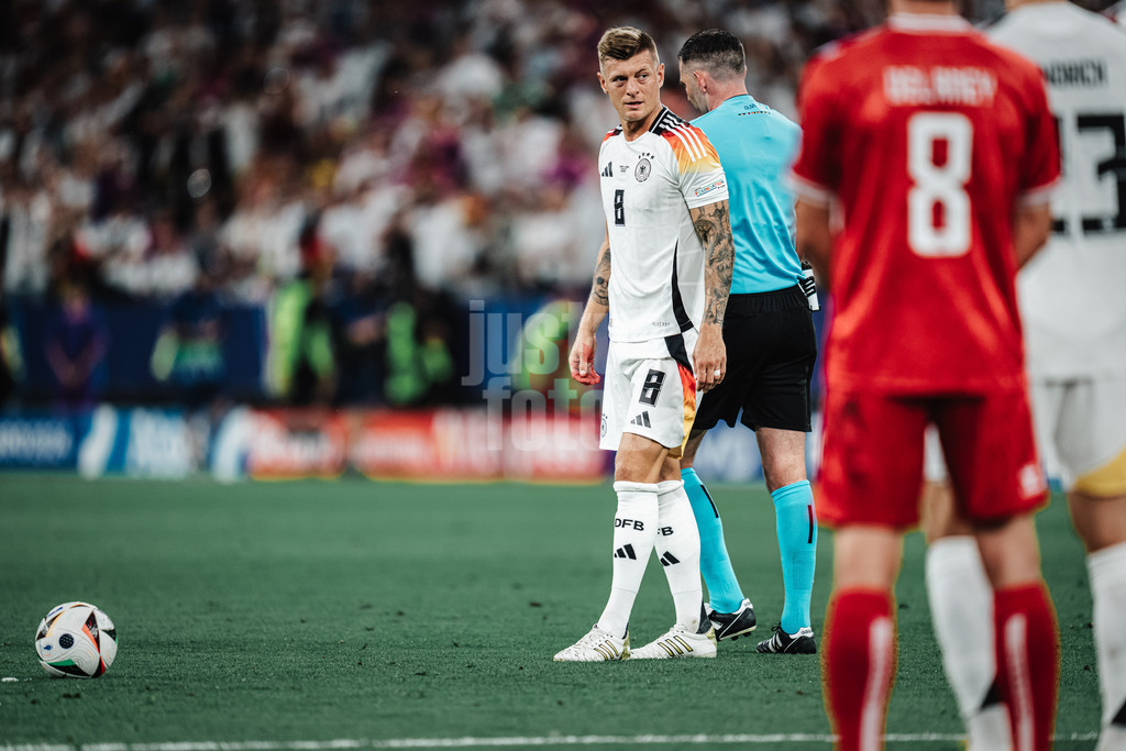 Fußball | Herren | UEFA-Fußball-Europameisterschaft 2024 | Achtelfinale | Deutschland vs. Dänemark | 29.06.2024 | Toni Kroos (#8, Deutschland) vor dem Freistoss