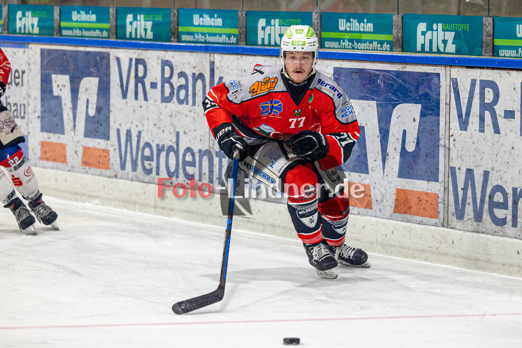 TSV Peißenberg Miners vs ESC Dorfen Eispiraten | Eishockey Bayernliga 2023/2024, TSV Peißenberg Miners vs ESC Dorfen Eispiraten, 20231229,
Bernhard SCHMID (Miners 77) in Aktion,
2023-12-29 in Peißenberg (Eisstadion)
77 Bernhard SCHMID (Miners 77)
Copyright: WolfgangxLindner foto-lindner.de