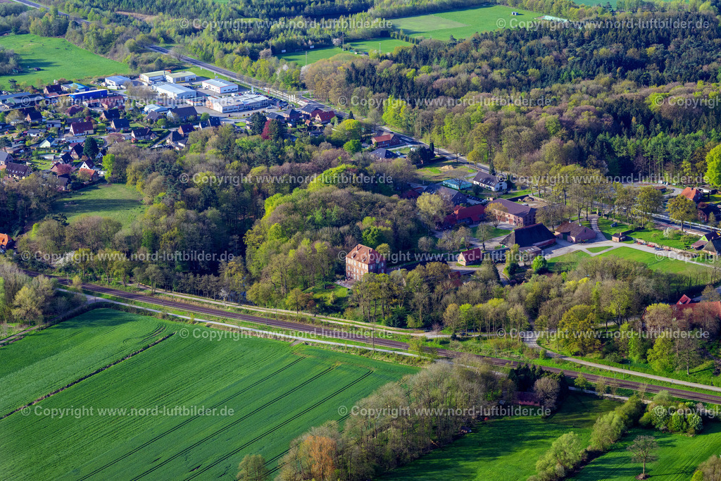 Agathenburg_Schloß_ELS_0194010523 | AGATHENBURG 01.05.2023 Palais des Schloss " Agathenburg " an der Hauptstraße in Agathenburg im Bundesland Niedersachsen, Deutschland. // Palace " Agathenburg " on street Hauptstrasse in Agathenburg in the state Lower Saxony, Germany. Foto: Martin Elsen