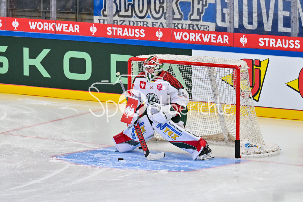 ERC Ingolstadt - Frölunda HC | INGOLSTADT, GERMANY - 02. DECEMBER: beim warmup Lars JOHANESSON (Frölunda Gothenburg 1) / Einzelfoto / Freisteller vor dem Viertefinal Match zwischen dem ERC Ingolstadt und Frölunda HC beim Hinspiel der Champions Hockey League in der Saturn Arena