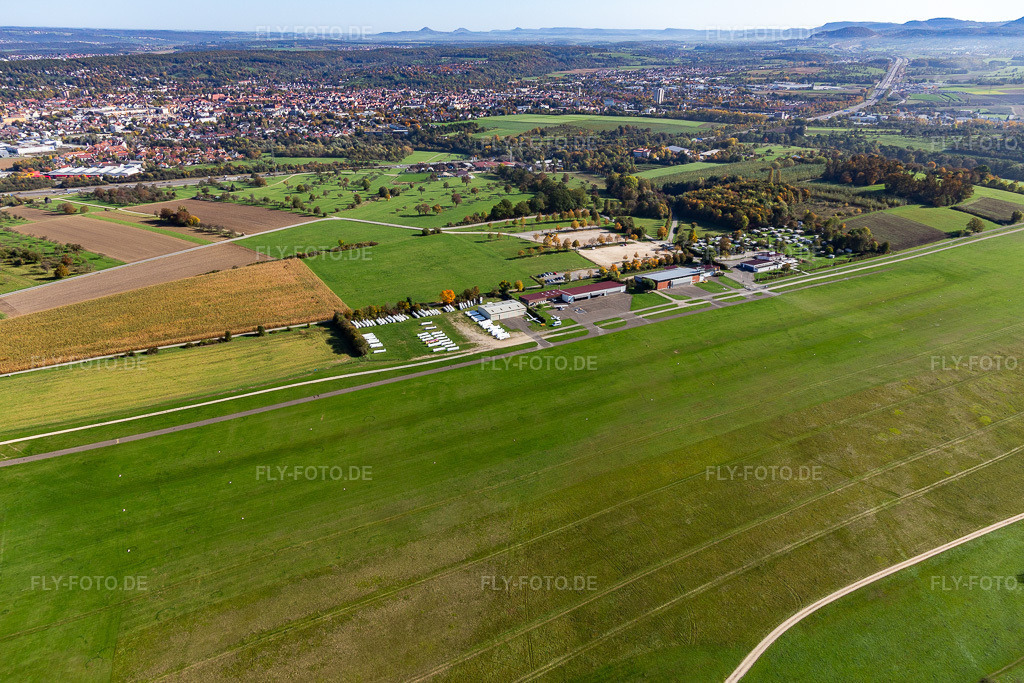 Luftbild: Segelflug- Gelände auf dem Flugplatz Hahnweide im Ortsteil Schafhof in Kirchheim unter Teck im Bundesland Baden-Württemberg in Deutschland. Foto: IMG_119300.jpg vom 14.10.2019 durch Werner Riehm/FLY-FOTO.de