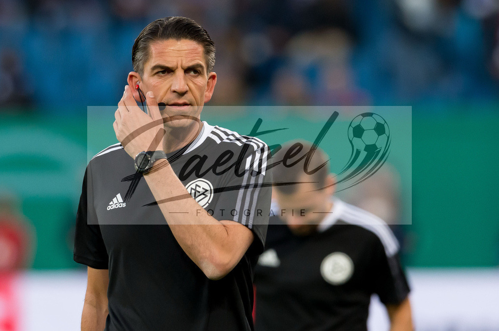 HSVSCF20220419_281 | Fussball, Herren: Referee Deniz Aytekin schaut beim DFB-Pokal-Halbfinalspiel zwischen Hamburger SV und SC Freiburg im Volksparkstadion am 19.04.2022 in Hamburg, Deutschland.DFB / DFL REGULATIONS PROHIBIT ANY USE OF PHOTOGRAPHS AS IMAGE SEQUENCES AND/OR QUASI-VIDEO. - Realisiert mit Pictrs.com