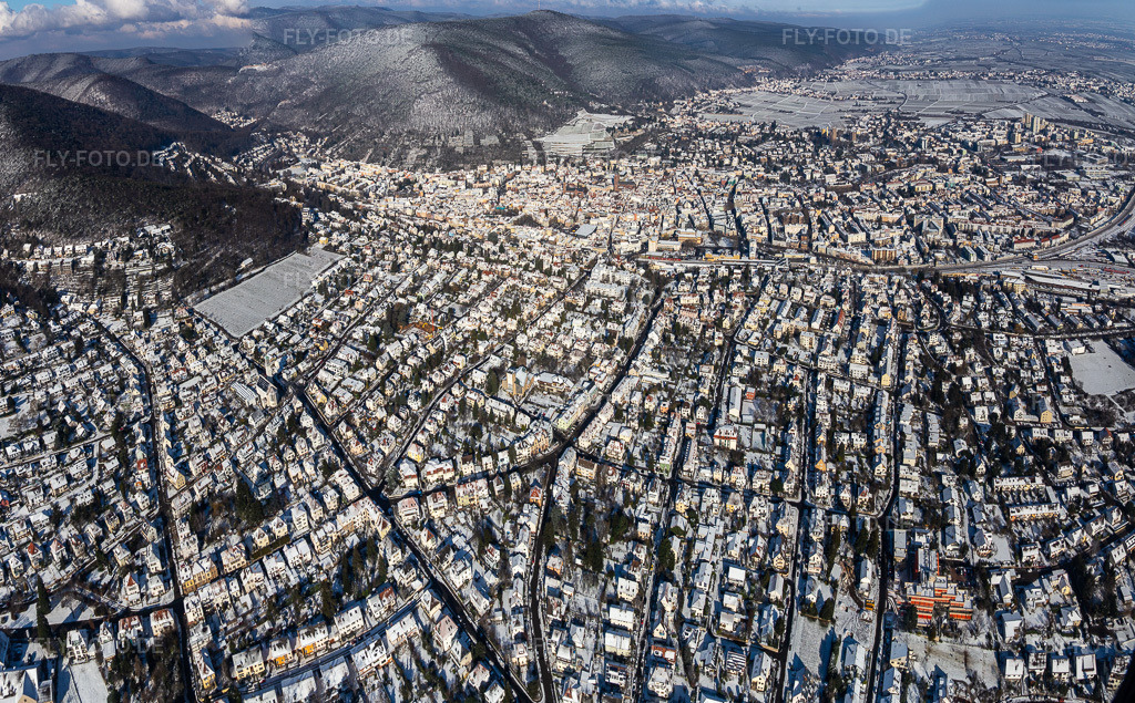 Luftbild: Winterluftbild im Schnee in Neustadt an der Weinstraße im Bundesland Rheinland-Pfalz in Deutschland. Foto: IMG_124621-Pano.jpg vom 11.02.2021 durch Werner Riehm/FLY-FOTO.deAuflösung des Originals: 7372 x 4573 px