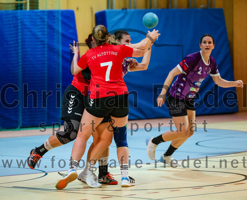 2023-11-04_051_SpVgg_Altenerding_gegen_TV_Altoetting | Erding, Deutschland, 04.11.2023:
Handball, Bezirksoberliga Frauen Altbayern 2023 / 2024, 6. Spieltag, SpVgg Altenerding gegen TV Altötting, Endergebnis: 28:26

Ines Hager (TV Altötting, #7), Verena Bauer (SpVgg Altenerding, #55), Janina Konrad (SpVgg Altenerding, #2)

Foto: Christian Riedel / fotografie-riedel.net