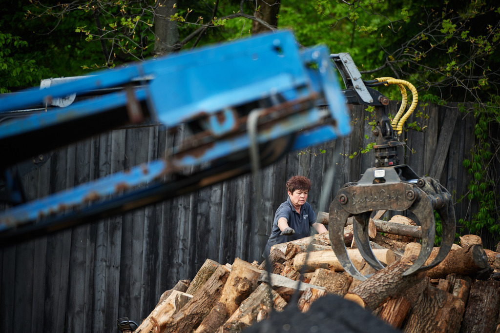 Waldköhlerei Hochecker | Michelbach, Austria - May 08, 2019: Waldköhlerei Hochecker, die 2011 in das Nationale Verzeichnis des immateriellen Kulturerbes der UNESCO aufgenommen wurde, produziert noch echte Holzkohle; Frau Hochecker beim Aufbau des Kohlmeilers. - Realisiert mit Pictrs.com