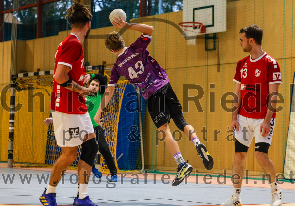 2024-10-20_080_SpVgg_Altenerding_II_gegen_TSV_Taufkirchen-Vils | Erding, Deutschland, 20.10.2024:Handball, Bezirksliga Männer Ost 2024 / 2025, 3. Spieltag, SpVgg Altenerding II gegen TSV Taufkirchen/Vils, Endergebnis: 15:20Torwart Florian Lehner (TSV Taufkirchen/Vils, #42), Dion Heydemann (TSV Taufkirchen/Vils, #17), Luca Niklas Hoehl (SpVgg Altenerding, #43), Tobias Huber (TSV Taufkirchen/Vils, #13)Foto: Christian Riedel / fotografie-riedel.net