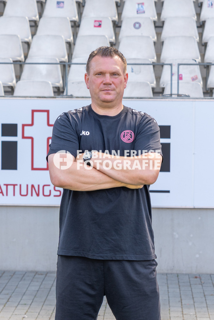 Rot-Weiss Essen; 3. Liga, Portraettermin 2026/2027, Foto: Eibner-Pressefoto/Fabian Friese | UWE KOSCHINAT (Cheftrainer),Rot-Weiss Essen; 3. Liga, Portraettermin 2026/2027, Foto: Eibner-Pressefoto/Fabian Friese - Realisiert mit Pictrs.com