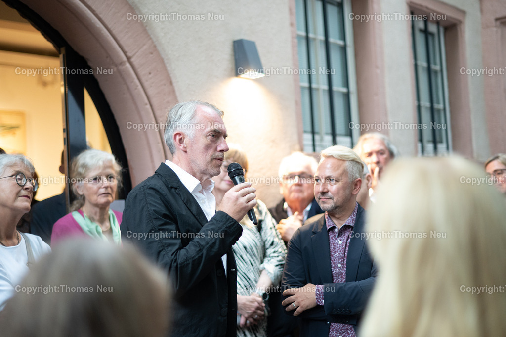 Neo-rauch-Ausstellung-museum-bensheim-art-2024070_Fotografie_Thomas_Neu | 6.7.2024, bbe, Museum Bensheim, Ausstellung Neo Rauch "im Papiergrund", hier im Dialog mit Museumsleiter Dr. Jan Christoph Breitwieser,, Bild: Thomas Neu
