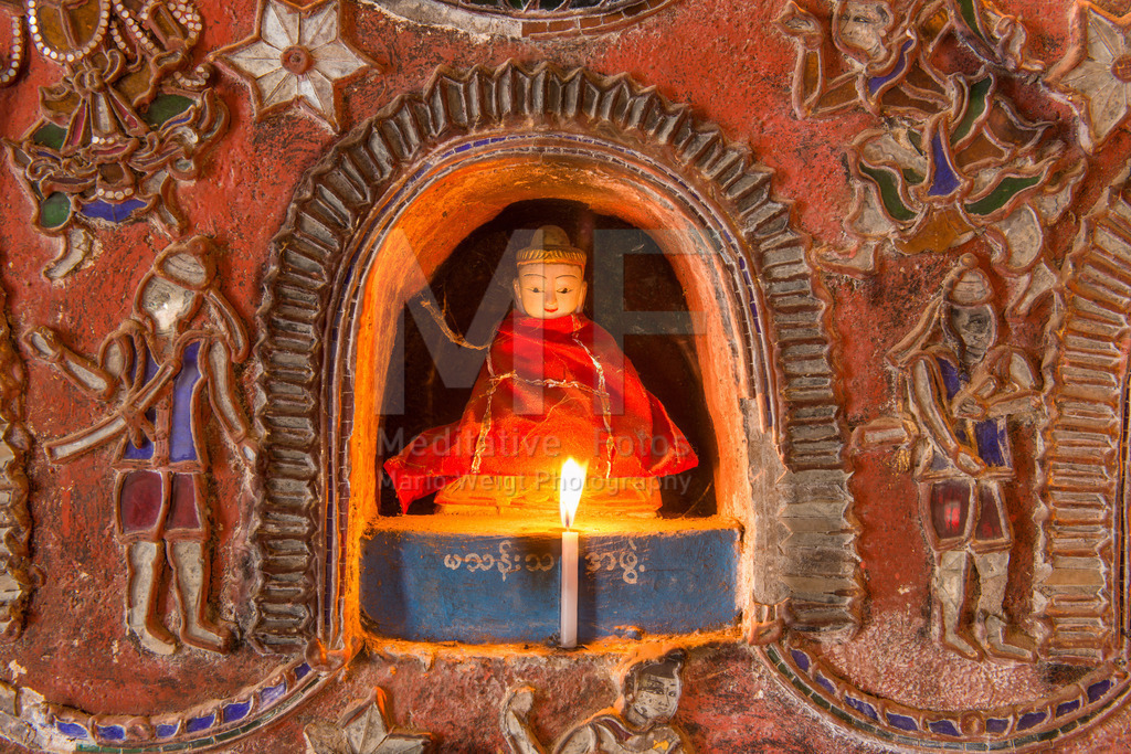 MW1119-0608 | Buddha-Statue mit Kerze - Realisiert mit Pictrs.com