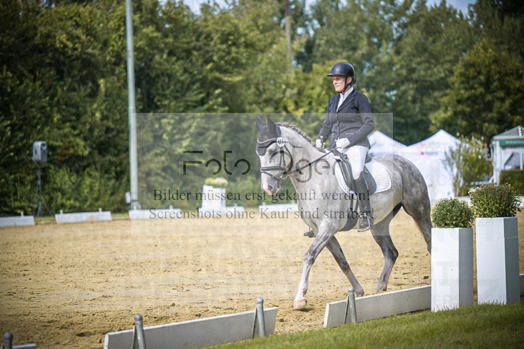 DOS_6923 | Entdecke hochwertige Reitturnierfotos von Foto Oger. Professionell, emotional und authentisch – jetzt Lieblingsmomente im Shop bestellen.Deutschlandweite Turnierfotografie. - Realisiert mit Pictrs.com