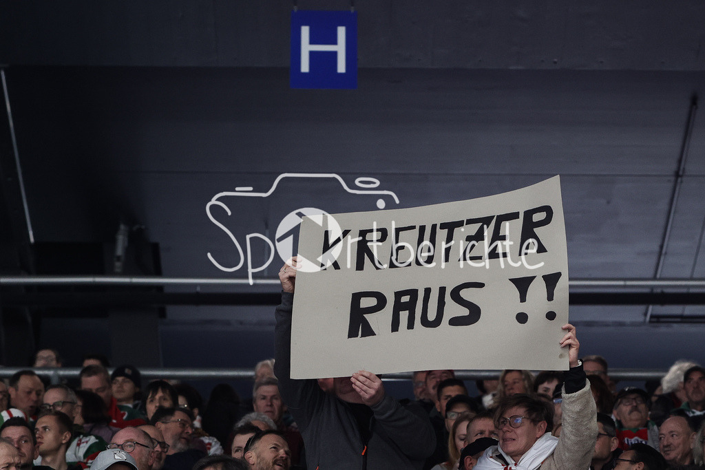 Augsburger Panther - Düsseldorfer EG | Zwei Zuschauer im Curt Frenzel Stadion sind unzufrieden mit der SItuation und zeigen was sie von AEV Trainer Christof KREUTZER halten / Symbolbild