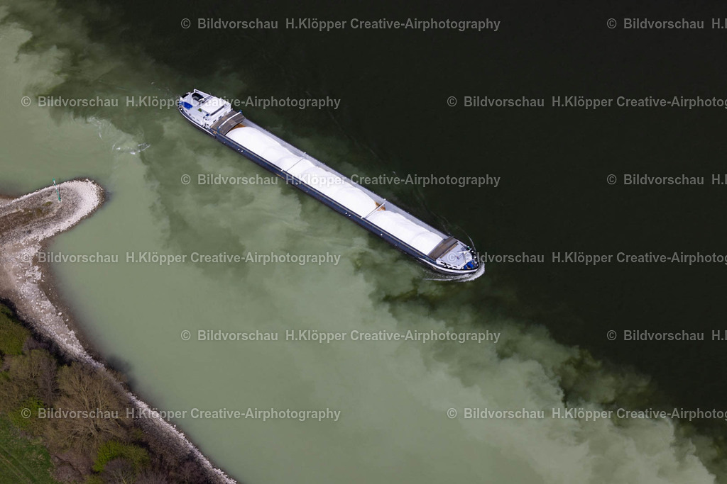 Luftbilder Rheinberg-1018 | Luftbildfotografie Frachtschiff- und Schüttgutfrachter auf der Binnenschiffahrts- Wasserstraße des Flußverlaufes an der Straße An der Momm in Rheinberg im Bundesland Nordrhein-Westfalen, Deutschland - Realisiert mit Pictrs.com